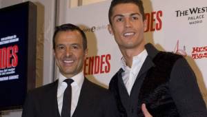 Jorge Mendes posando junto al astro portugués, Cristiano Ronaldo.