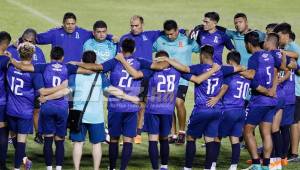 Los jugadores del Alianza de El Salvador cuando hacían el reconocimiento de cancha del estadio Olímpico de San Pedro Sula. Fotos Neptalí Romero