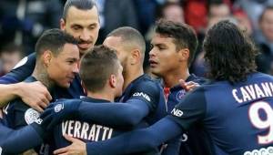 Van der Wiel festejando con Ibrahimovic, Verratti, Kurzawa, Thiago Silva y Cavani en su etapa por el PSG.