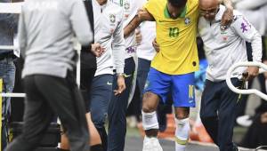Así abandonó Neymar el amistoso de anoche de la Seleçao contra Catar. Lamentable.