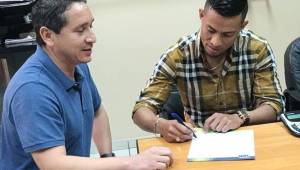 El delantero Marco Tulio Vega seguirá ligado al Motagua tras firmar este miércoles la extensión de su contrato. Foto cortesía Motagua