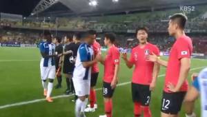 Los futbolistas hondureños fueron a saludar a los surcoreanos al final del partido.