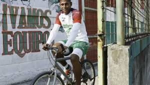 El delantero del Marathón Carlo Costly se divierte en una bicicleta antes de comenzar el entrenamiento de este jueves. Foto Neptalí Romero