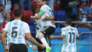 Messi y Mercado celebraron a todo el segundo de Argentina.
