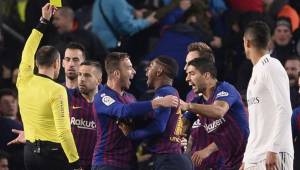 Jordi Alba mira desconcertado a Lahoz durante la celebración del Barca.