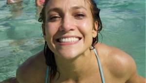 Jennifer López ha posado con sus amigos, con una botella de champagne y en un infartante bikini.