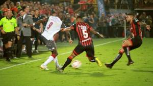 Rubilio Castillo recibe la marca de Luis Garrido en el clásico tico. Foto: Cortesía Everardo Herrera.