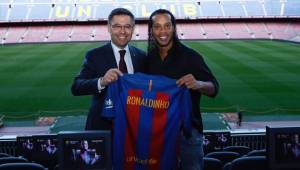 Bartomeu junto a Ronaldinho en su presentación como embajador del Barcelona.