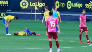 El delantero hondureño Choco Lozano se lamenta durante el juego el pasado sábado frente al Tenerife donde salió lesionado. Foto cortesía