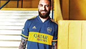 De Rossi posando con la nueva camiseta de Boca Juniors que ahora será patrocinada por Adidas.