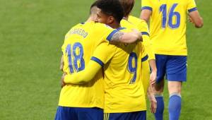 El delantero Choco Lozano celebrando una anotación del Cádiz con Álvaro Negredo, su compañero de ataque en la liga española. Fotos cortesía