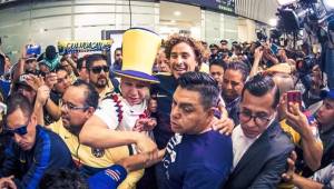 El arquero Guillermo Ochoa fue sorprendido por miles de aficionados del América que llegaron a darle la bienvenida. Foto @ClubAmerica