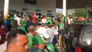 Un buen grupo de aficionados del Marathón en la frontera entre Honduras y Guatemala.