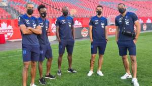 Los seleccionados; Eddie Hernández, Félix Crisanto, José García, Allans Vargas y Edrick Menjívar en la cancha del BMO Field de Toronto. Fotos | Cortesía Fenafuth