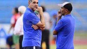 El entrenador del Motagua, Diego Vázquez, con su semblante triste al final del partido donde perdió la punta del torneo con Marathón. Foto Yoseph Amaya