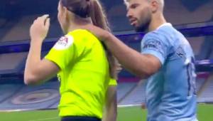 Guardiola salió al paso de las críticas hacia el 'Kun' Agüero por poner su mano en el hombro de la árbitro asistente del juego Manchester City-Arsenal.