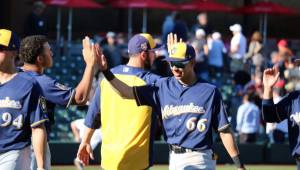 El pelotero sampedrano Mauricio Dubón se saluda con sus compañeros tras el partido de este domingo donde enfrentaron a los Diamondbacks de Arizona.