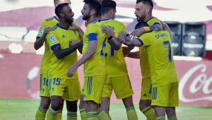 Los jugadores del Cádiz festejan el gol de Rubén Sobrino que les dio el triunfo 1-0 ante Granada. El hondureño Antony 'Choco' Lozano entró de cambio al 78.