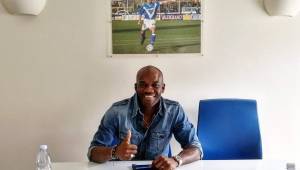 David Suazo en las oficinas de su nuevo equipo Brescia.