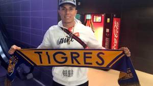 Carlos Salcedo ya posó con una bufanda con los colores de Tigres.