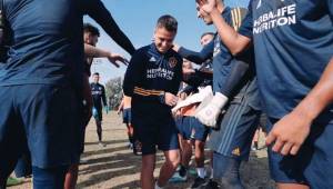 Así recibieron a Chicharito Hernández sus nuevos compañeros en el Galaxy de la MLS.