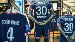 Según AS, la camiseta de Mbappé no se encuentra en las dos tiendas más importantes del PSG en París.