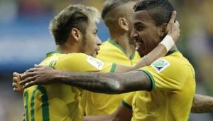 Neymar y Luiz Gustavo han sido compañeros en la Selección de Brasil.