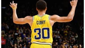 Curry finalmente les dio la vuelta cuando su último triple llegó con un minuto por finalizar el partido y poner a su equipo arriba 115-108.