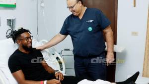 El defensor del Olimpia, Jhonny Palacios, conversando con el doctor Óscar Benítez tras ser intervenido del tendón de Aquiles. Fotos Neptalí Romero