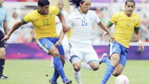 Roger Espinoza en los Juegos Olímpicos de Londres 2012 frente a Brasil donde fue expulsado y salió ovacionado por los aficionados en Newcastle.