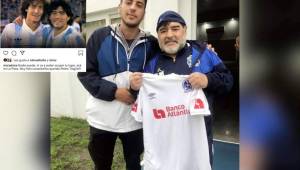 Diego Maradona y Pedro Troglio tiene una enorme amistad y hace un año, el entrenador que dirige en el fútbol hondureño, le regaló la camisa del Olimpia.
