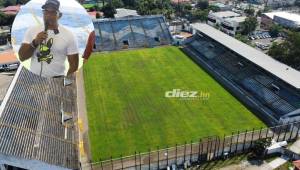 Así luce la cancha de estadio Morazán de San Pedro Sula, que presenta contaminación en su césped, según Mario Moncada. Fotos: Neptalí Romero.