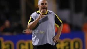 El entrenador del Real España, Ramiro Martínez, se quejó de la pérdida de tiempo del rival tras la derrota frente al Motagua que ganó con penal de Rubilio. Foto DIEZ