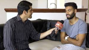 Leandro Sosa, mediocampista uruguayo hablando con DIEZ-TV con el periodista Carlos Castellanos.