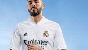 El Real Madrid presentó dos de sus nuevas tres camisetas para la próxima temporada. Karim Benzema se encargó de presentarlas.