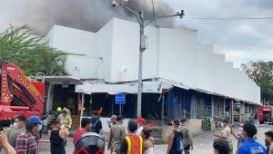 Las llamas están consumiendo el vetusto mercado Guamilito de San Pedro Sula. Fotos cortesía