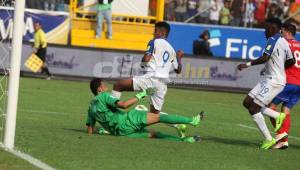 Anthony Lozano tuvo una frente a Keylor Navas y no lo perdonó. Puso a Honduras a ganar ante Costa Rica en el estadio Morazán. Foto Juan Salgado