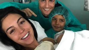 Cristiano presento a su nueja hija por medio de las redes sociales.