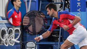 En Tokio, Novak Djokovic cayó sorprendentemente por el bronce ante Carreño, primero lanzó la raqueta al aire y luego la quebró ante la red en su frustración. Minutos después, abandonó a su pareja en dobles por el tercer puesto.