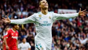 Cristiano Ronaldo celebra en el Santiago Bernabéu el doblete que le está marcando al Sevilla. Foto AFP