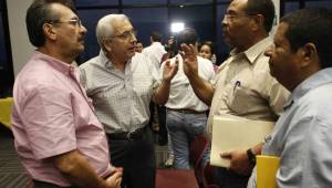 El presidente de la Liga Nacional Selim Canahuati dialoga con representantes de los equipos.