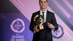 Cristiano Ronaldo posando con orgullo con el trofeo que lo acredita como Mejor Jugador Portugués del 2017. Foto EFE