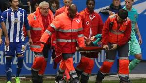 Medios de Barcelona aseguran que el jugador sigue en el hospital, aún no hay un diagnóstico claro de su lesión. Foto: AFP.