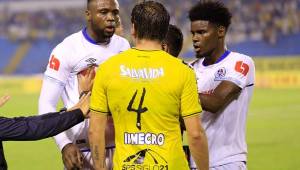 El defensor Maylor Núñez (der.) increpa junto a Yustin Arboleda, al defensor del Real España, Matías Soto durante el partido del fin de semana. Foto DIEZ