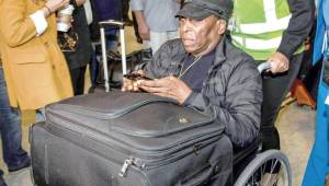 Pelé llegando a Brasil luego de estar hospitalizado en París, Francia.