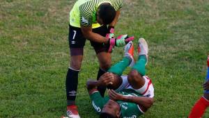 Edrick Menjívar y Carlo Costly durante el Marathón-Olimpia en el Yankel Rosenthal.