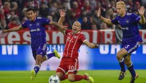 El hondureño Andy Najar estaba jugando como lateral izquierdo en el Anderlecht y solo aguantó 24 minutos del primer tiempo y se resintió de la vieja lesión.