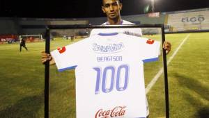 Bengtson luciendo una camisa conmemorativa a sus 100 goles que ha logrado vistiendo las camisas de Vida, Motagua y Olimpia.