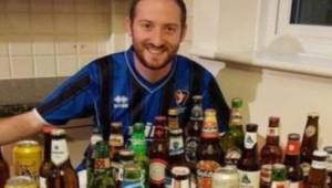 El inglés Gus Hully de 31 años colecciona cervezas de cada participante en el Mundial de Rusia 2018.