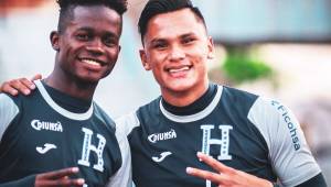 El capitán de la Selección de Honduras, Denil Maldonado (der.), junto a su amigo y excompañero del Motagua, Jonathan Núñez en la práctica de la Bicolor.